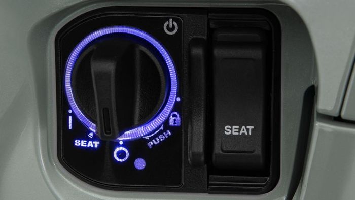 Khóa thông minh trên xe SH350i giúp bảo vệ xe an toàn hơn với tính năng mở khóa từ xa và xác định vị trí xe.