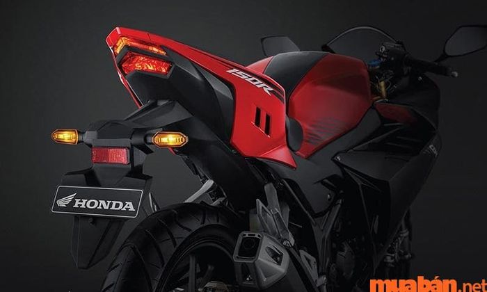 Đuôi xe được thiết kế với hình dáng vuốt nhọn, vểnh cao, tạo điểm nhấn mạnh mẽ cho tổng thể xe.