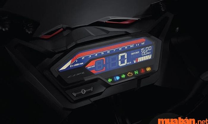 Màn hình LCD full HD trên xe cung cấp đầy đủ thông tin cần thiết trong suốt quá trình di chuyển, giúp bạn dễ dàng kiểm soát xe.