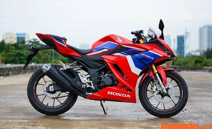 Xe Honda CBR 150 được trang bị nhiều tính năng tiện ích hiện đại, mang lại trải nghiệm lái xe thoải mái và tiện lợi.