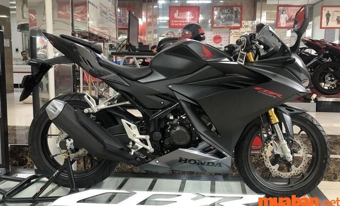 Honda CBR 150 sở hữu động cơ DOHC 4 thì với dung tích 150cc, đem lại khả năng vận hành mạnh mẽ và ổn định.