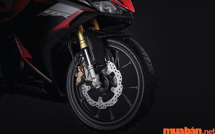 Xe được trang bị hệ thống phanh đĩa ABS cho cả bánh trước và bánh sau, giúp tăng cường an toàn khi lái.