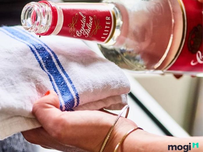 Áp dụng rượu vodka để xử lý mốc