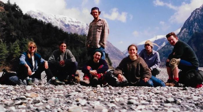 Lee (second from left) and Mandy (third from right) joined a group of backpackers they’d met along the Annapurna Circuit in Nepal.