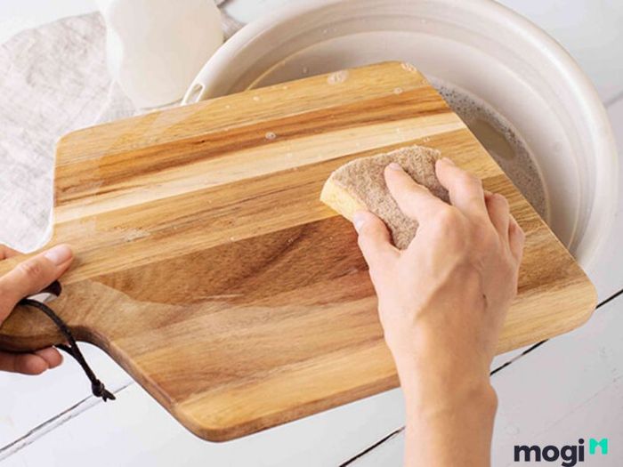 Sử Dụng Nước Rửa Chén Để Loại Bỏ Mốc Trên Gỗ