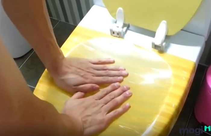 Dùng băng keo, băng dính để thông cống nghẹt tại nhà.