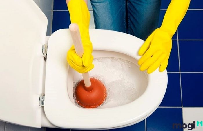Dùng pittong để thông cống nghẹt tại nhà.