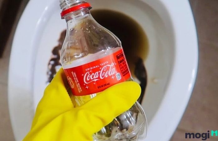 Dùng Coca Cola thông cống nghẹt tại nhà