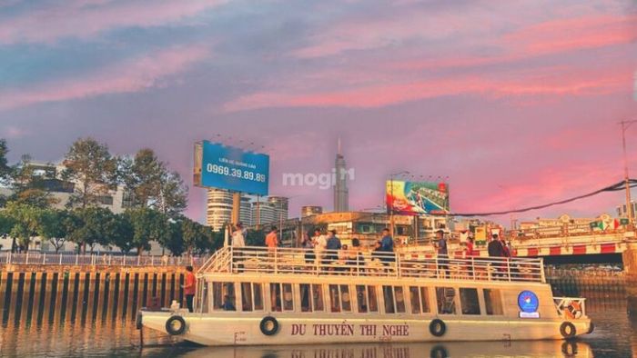 Bến nội đô – Thuyền Nhiêu Lộc