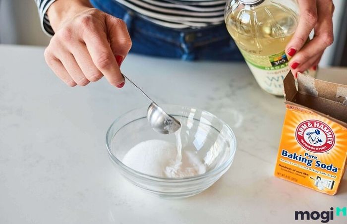 Kết hợp baking soda với giấm và nước nóng