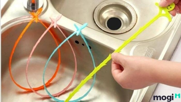 Dùng dụng cụ rút xương cá để thông cống