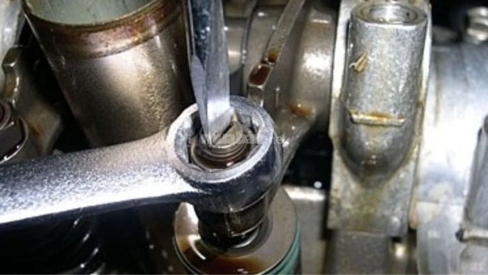 Điều chỉnh xupap bằng phương pháp căn lá.