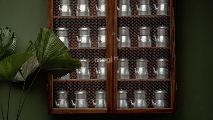 Trang trí tường quán cafe bằng tủ gỗ kết hợp dụng cụ pha chế