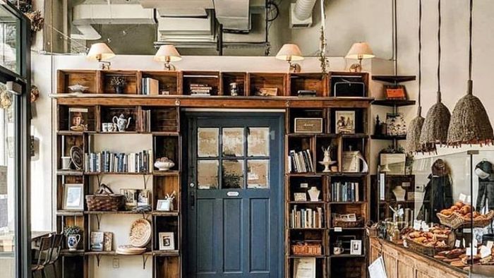 Biến tường quán cafe thành kệ sách với phong cách Vintage