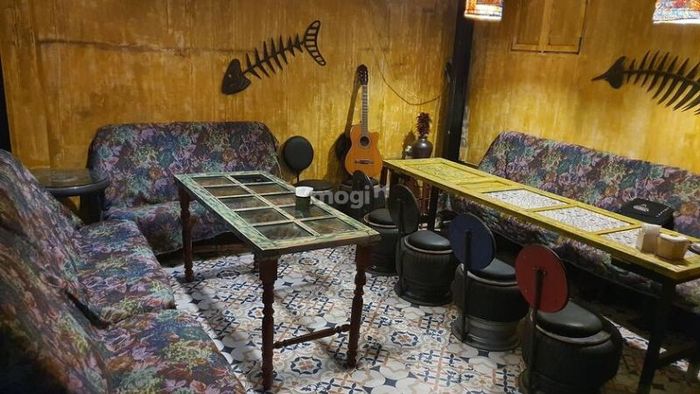 Trang trí tường quán cafe bằng vật liệu tái chế sáng tạo