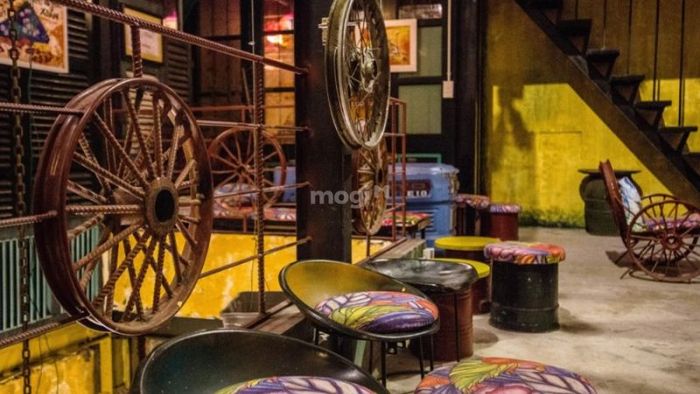 Tái chế các phụ kiện cũ để trang trí tường quán cafe
