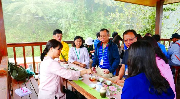 During the cruise tour, guests can experience a traditional Alishan tea-tasting session in a pavilion.