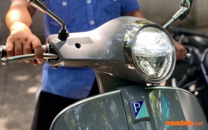 Bình ắc quy hết điện khiến xe Vespa không thể nổ máy