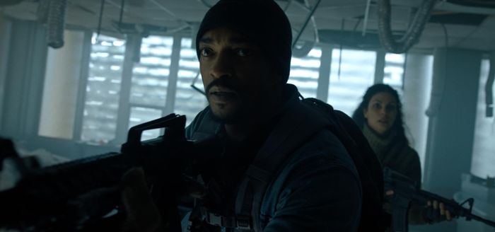 Anthony Mackie và Morena Baccarin trong Elevation