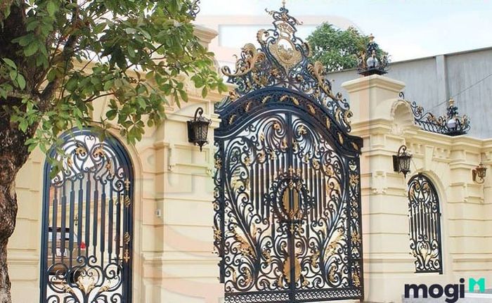 Chọn màu sơn cửa sắt phù hợp với kích thước của cửa sẽ giúp không gian trở nên cân đối và hài hòa.