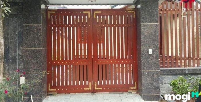 Màu sơn cửa sắt đẹp: Màu gỗ tự nhiên