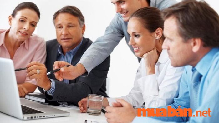 Chính trị học chuyên nghiên cứu các lĩnh vực liên quan đến hiến pháp, chính trị và lập pháp, giúp hiểu rõ hơn về cấu trúc và hoạt động của hệ thống chính trị.