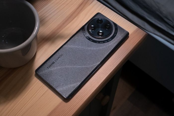 Tecno Camon 30S mang đến một thiết kế thời thượng, kết hợp với công nghệ hiện đại và tính năng vượt trội, hứa hẹn sẽ là sự lựa chọn hoàn hảo cho người dùng yêu thích sự đổi mới và sáng tạo.
