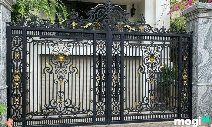 Màu sơn cửa sắt phù hợp theo hướng cửa