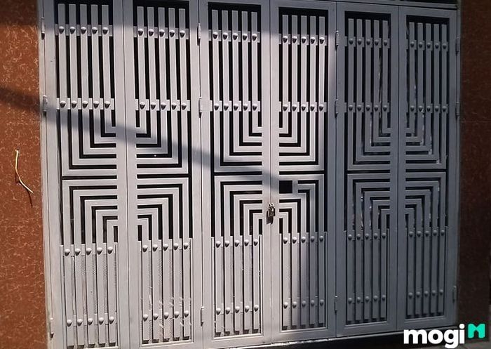 Màu sơn cửa sắt phổ biến: Màu xám