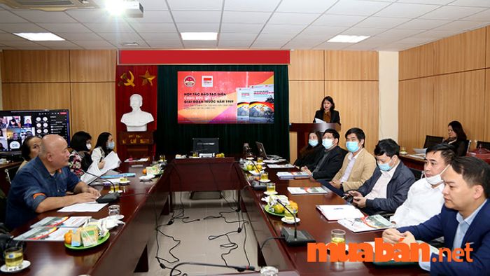 Ngành chính trị học là gì? Đây là ngành học với sự đa dạng về các môn học chuyên sâu, mở rộng hiểu biết về chính trị và xã hội.
