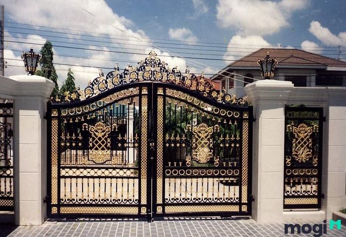 Lựa chọn màu sơn cửa sắt theo ý nghĩa màu sắc có thể giúp tạo nên không gian vừa đẹp mắt vừa mang lại may mắn, tài lộc cho gia chủ.