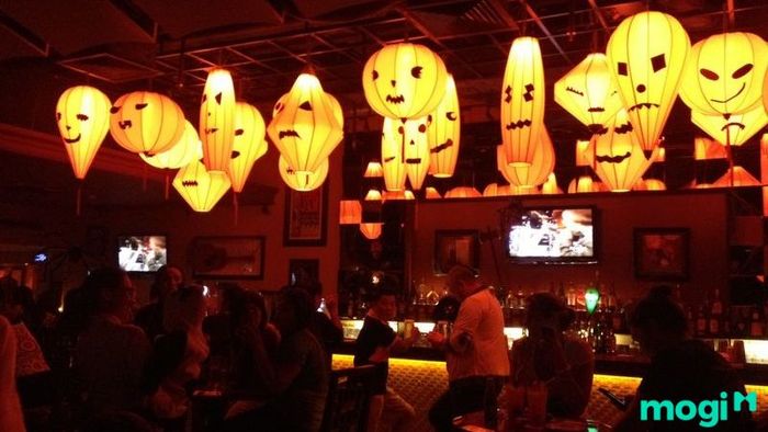 cách trang trí halloween cho quán cafe