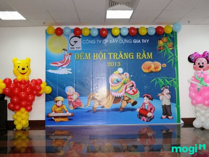 Trang trí sân khấu Trung thu ấn tượng với bong bóng nhiều màu sắc tạo nên không khí vui tươi, đầy sắc màu