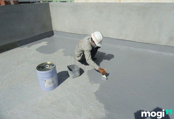 Việc sử dụng sơn chống thấm để bảo vệ trần nhà là một giải pháp phổ biến hiện nay. Loại sơn này giúp tạo một lớp màng bảo vệ chắc chắn, ngăn nước thấm vào bên trong, mang lại sự bền bỉ và an toàn cho công trình.