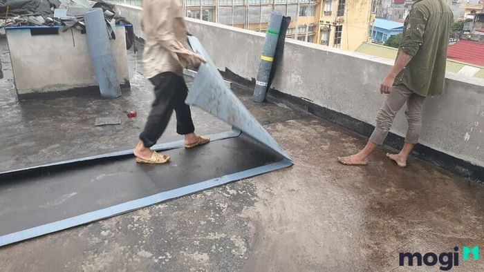 Màng chống thấm trần nhà bê tông là lựa chọn phổ biến, giúp bảo vệ trần khỏi các tình trạng thấm dột, với khả năng chịu áp lực nước và độ bền cao.