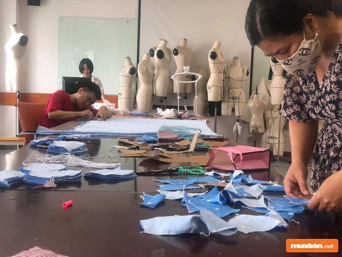 Gia công may theo yêu cầu là công việc được nhiều người ưa chuộng nhờ vào thu nhập cao.