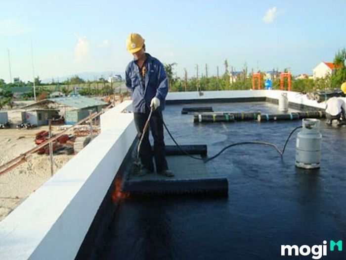 Một trong những cách chống thấm trần nhà hiệu quả là sử dụng nhựa đường để tạo lớp bảo vệ chắc chắn.