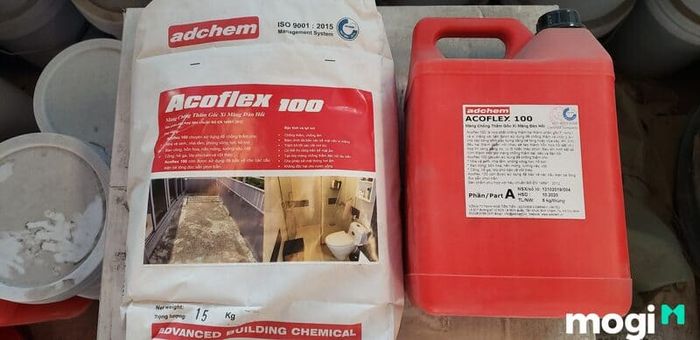 Hóa chất chống thấm dạng phun hoặc quét thẩm thấu gốc xi măng là lựa chọn hiệu quả giúp bảo vệ bề mặt bê tông khỏi thấm nước. Đây là phương pháp dễ sử dụng và có khả năng chống thấm lâu dài.