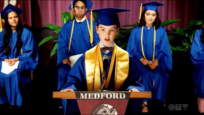 Khoảnh khắc quan trọng đầu tiên của Sheldon là lễ tốt nghiệp cấp 3