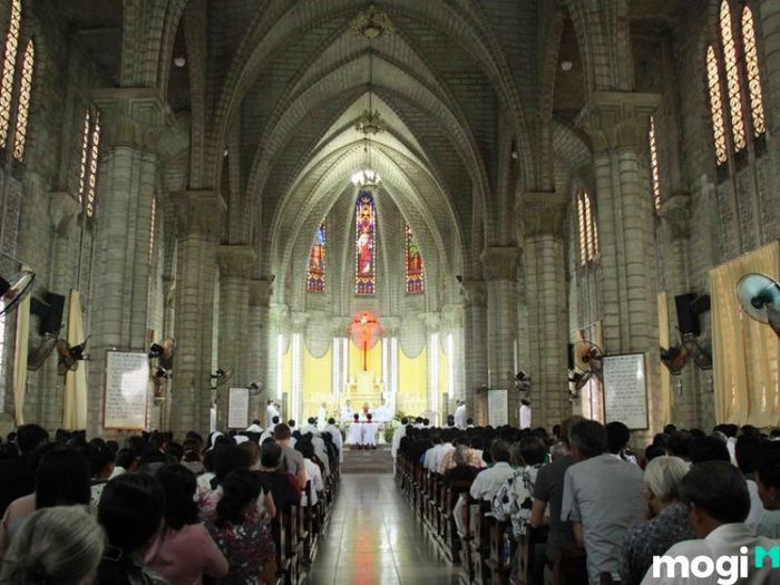 Khi tham quan chùa Đá Nha Trang, bạn nên chú ý mặc trang phục lịch sự và giữ im lặng để tôn trọng không gian linh thiêng nơi đây.