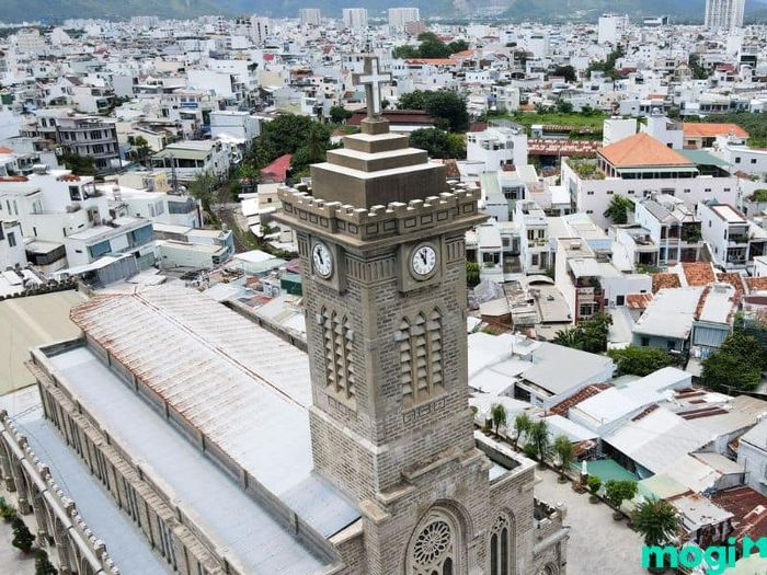 Tháp chuông của Nhà thờ Đá Nha Trang, với bốn mặt đồng hồ, là một trong những điểm nhấn đặc sắc, giúp du khách dễ dàng nhận diện công trình từ xa.