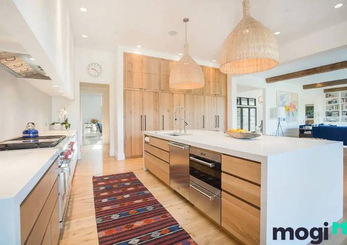 Khi thiết kế phòng bếp cho căn hộ chung cư 60m2, cần phân chia không gian thành các khu vực nhỏ hợp lý để tối ưu hóa diện tích sử dụng.