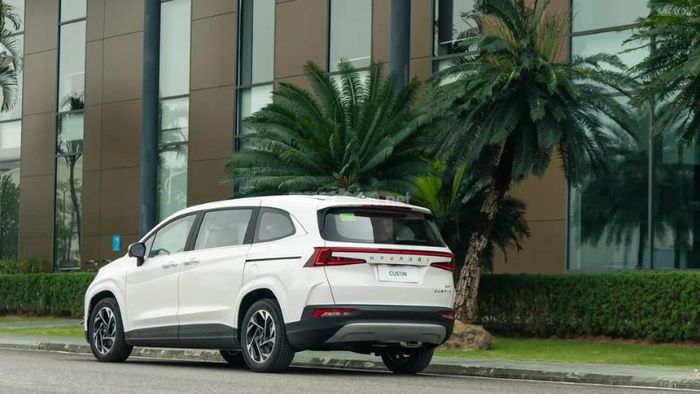 Custin được trang bị hệ thống đèn hậu thiết kế tinh tế, ôm trọn dòng chữ “HYUNDAI”, đặc biệt nổi bật khi đèn sáng - Nguồn: Internet