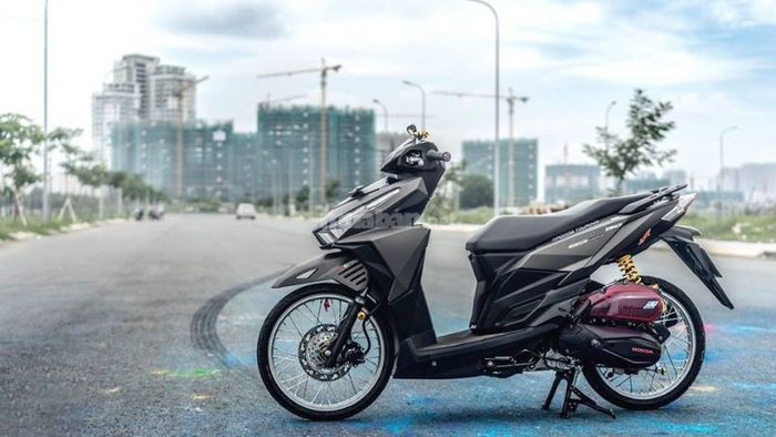 Xe Vario 150 độ phuộc Ohlins bình dầu rời kết hợp kiếng gù CRG nhỏ gọn, tinh tế
