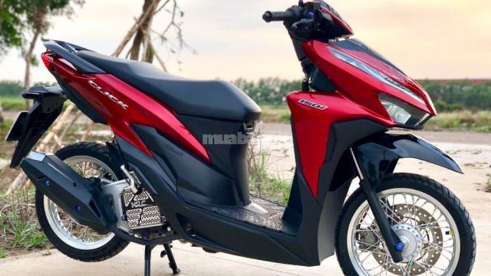 Xe Vario 125 độ dàn áo Click màu đỏ kết hợp bánh căm độc đáo