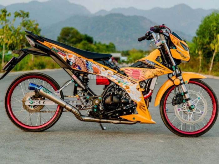 Chiếc xe Satria độ màu cam rực rỡ, mang phong cách nổi loạn không giới hạn