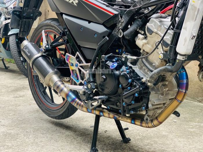 Cận cảnh mẫu pô với họa tiết trạm trổ tinh xảo, tạo điểm nhấn ấn tượng