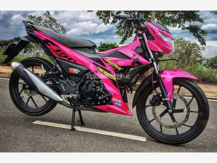 Sự kiêu sa, nổi bật với màu hồng rực rỡ trên chiếc Satria độ