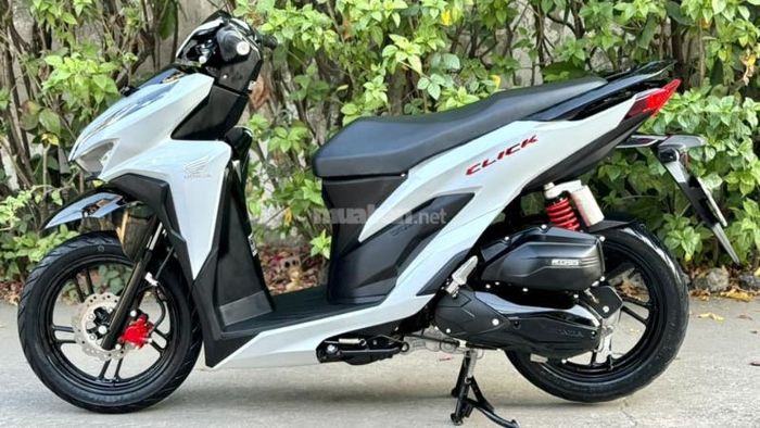 Vario 125 độ dàn áo Click màu trắng ánh bạc
