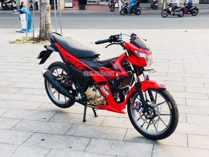 Sự rực rỡ không thể chối từ với chiếc xe Satria đỏ cháy, đầy sức hút
